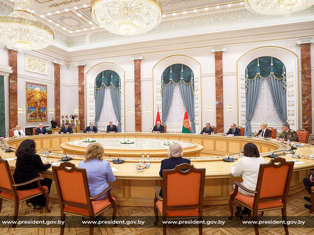 Президент Беларуси Александр Лукашенко 22 января вручил дипломы доктора наук и аттестаты профессора научным и научно-педагогическим работникам